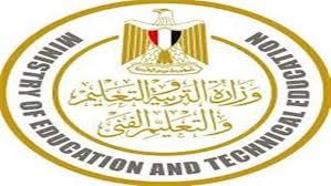 طلاب يتسلمون الكتب الدراسية في أول أيام العام الدراسي 2025-2026.