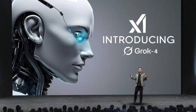 إيلون ماسك يعرض نموذج Grok 4 خلال فعالية مباشرة لشركة xAI، مستعرضًا قدرات الذكاء الاصطناعي المستقبلية.
