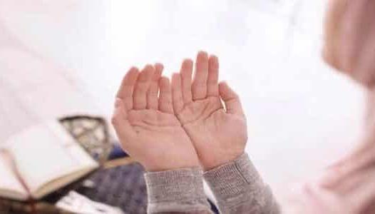 رجل يسبّح بعد صلاة العشاء في أجواء روحانية هادئة