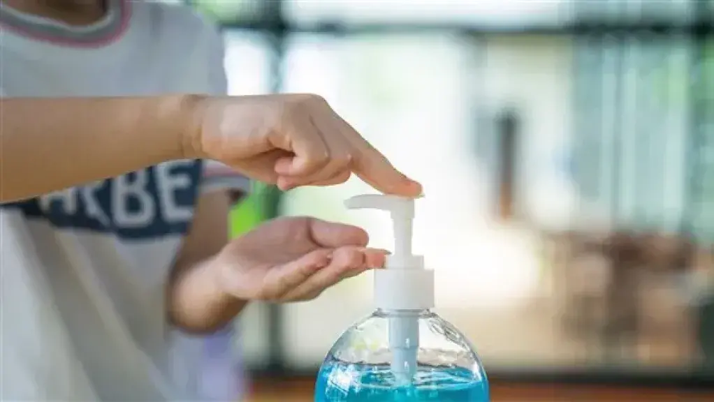 زجاجات معقم يدين موضوعة على طاولة داخل معمل أبحاث أوروبى