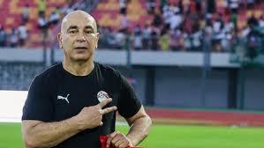 حسام حسن مع لاعبي منتخب مصر خلال تدريب الفريق