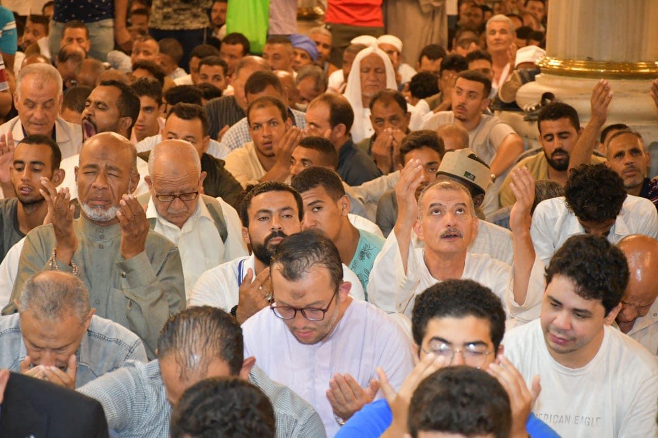 الإفتاء توضح حكم مسح الوجه باليدين عقب الدعاء في الصلاة