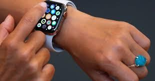 صورة ساعة Redmi Watch 6 الجديدة بجانب شعار شركة Apple، مع توضيح تأجيل إطلاق هاتف iPhone Fold.