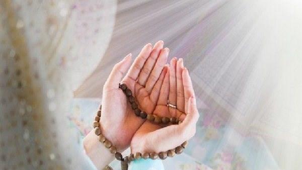 رجل يرفع يديه بالدعاء في ليلة روحانية بشهر جمادى الأولى