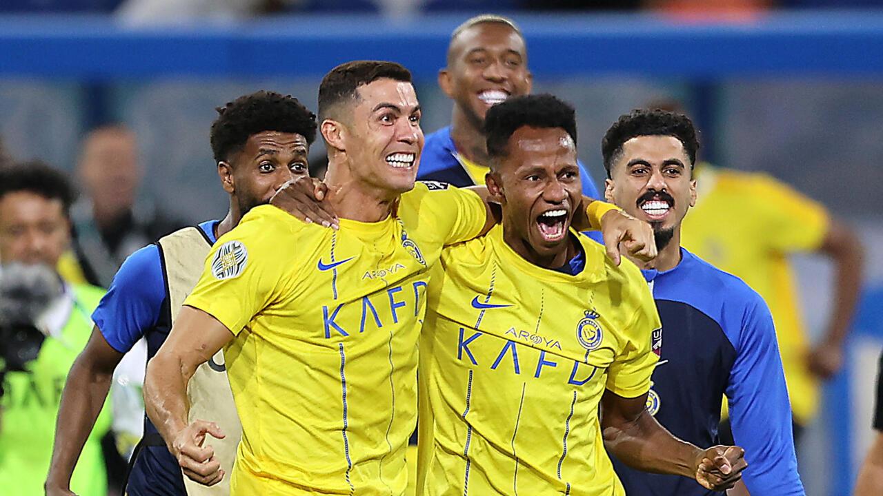 سعود عبد الحميد بقميص لانس الفرنسي بعد نفي شائعات انتقاله إلى النصر