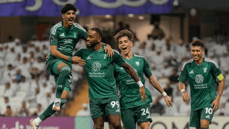 لقطة من مواجهة سابقة بين الأهلي والشباب في الدوري السعودي على ملعب الإنماء بجدة.