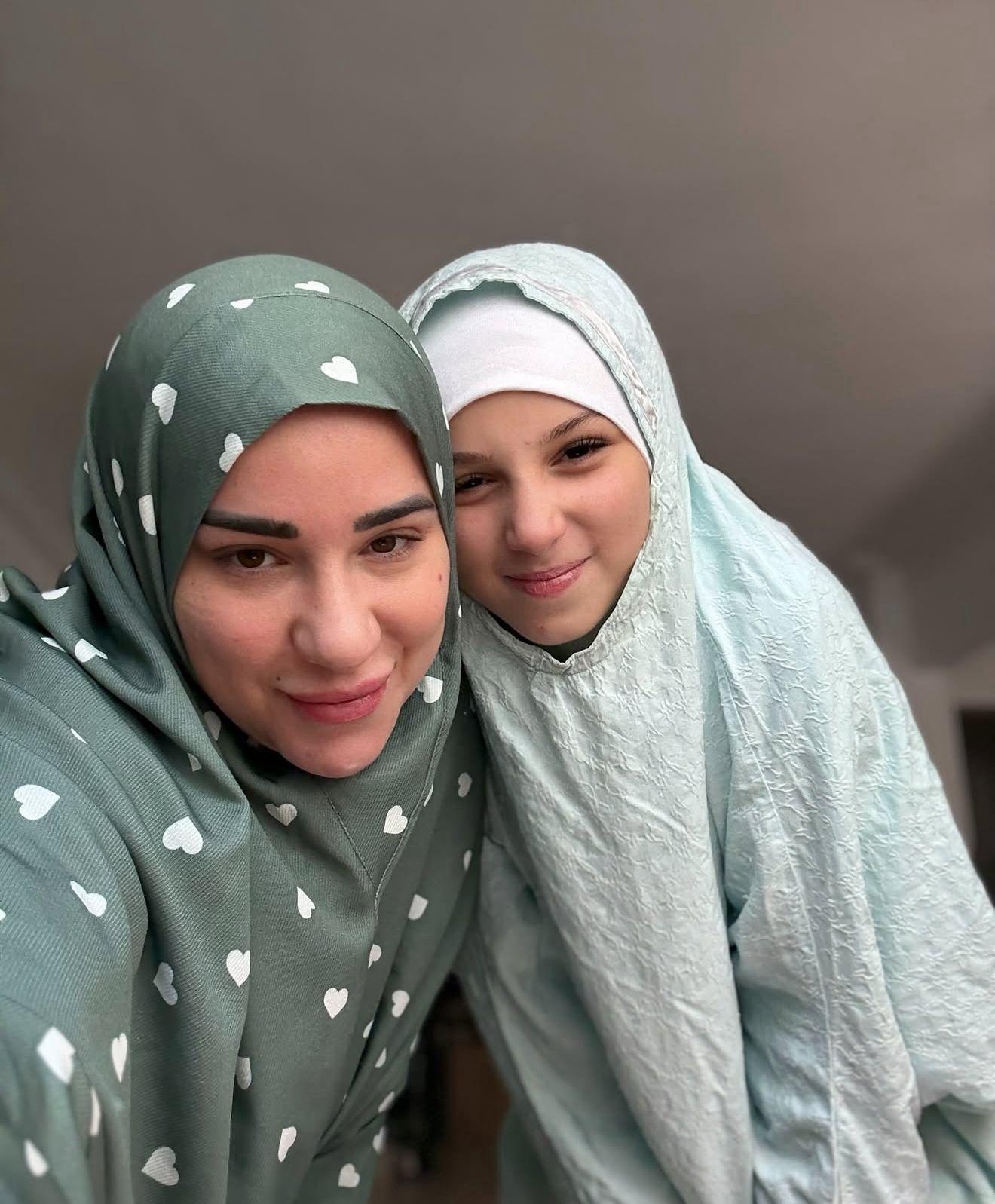 أسما شريف منير وابنتها بإسدال الصلاة في لحظة روحانية تبعث السكينة