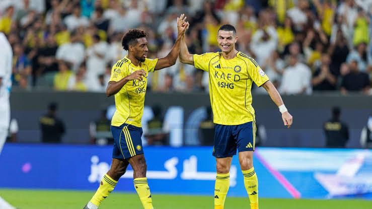 لاعبو نادي النصر يحتفلون بتسجيل الأهداف أمام الفتح في الدوري السعودي