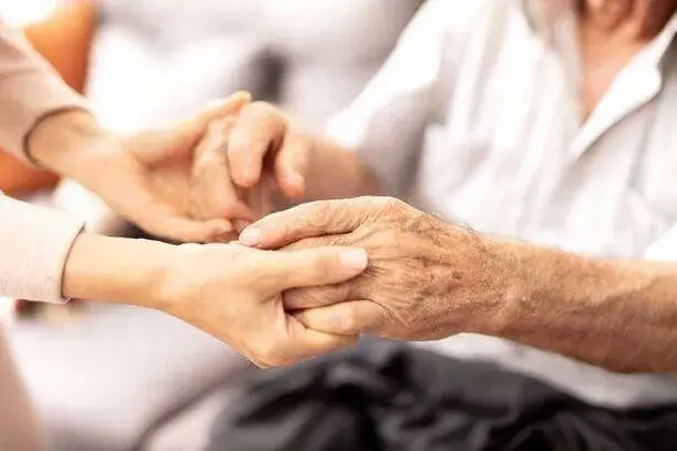 الأزهر يوضح آداب معاملة كبار السن في الإسلام