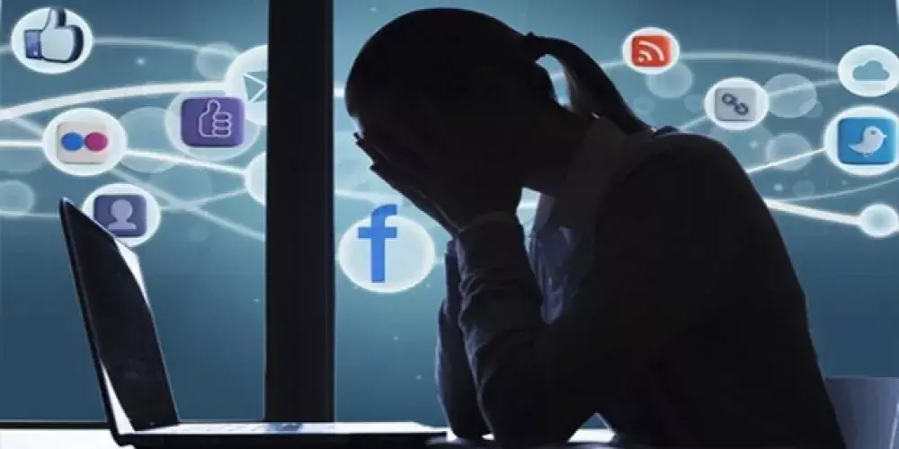 أضرار التكنولوجيا على صحة الإنسان مثل إجهاد العين، الأرق، والإدمان الرقمي