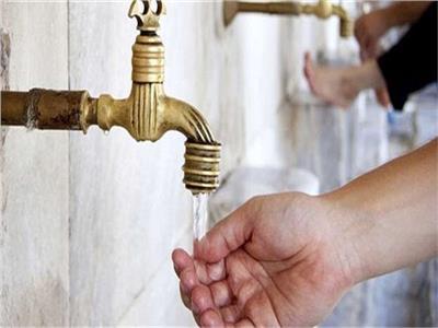 رجل يتوضأ باتباع سنة النبي صلى الله عليه وسلم بخطوات صحيحة