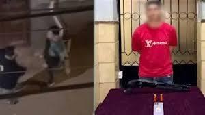 شخص يحمل سلاح ناري أثناء تهديد الأهالي في المنوفية
