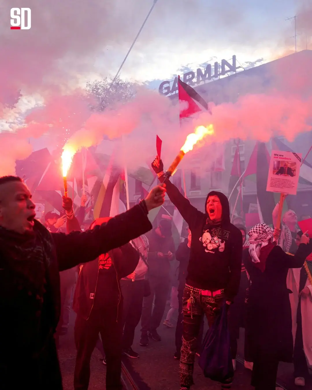 مظاهرات وأعلام فلسطين في مباراة النرويج وإسرائيل.