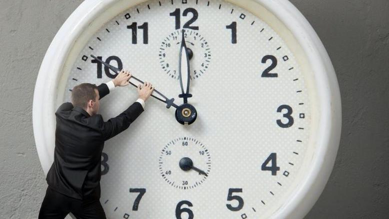 تغيير الساعة إلى التوقيت الشتوي وتأثيره على الصحة والنوم