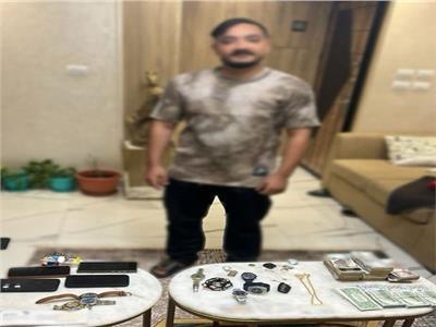 البلوجر مداهم أثناء التحقيق معه بتهمة نشر فيديوهات خادشة