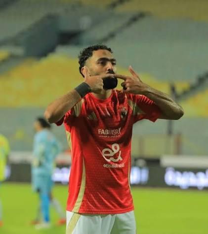 حسين الشحات لاعب الأهلي يقترب من تجديد عقده مع النادي بعد مفاوضات ناجحة.