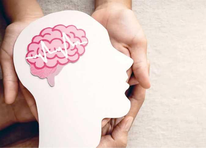 طفل يتلقى علاجًا بعد إصابته بالسكتة الدماغية