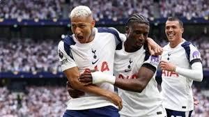 لاعبو توتنهام خلال مواجهة سابقة أمام ليدز يونايتد في الدوري الإنجليزي.