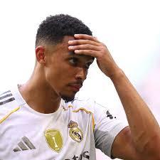 ترينت أرنولد خلال تدريبات ريال مدريد استعدادًا للكلاسيكو.