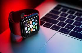 ساعة Redmi Watch 6 بتصميم أنيق وألوان متعددة تعرض شاشة AMOLED كبيرة وبطارية قوية.
