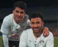 لاعبو منتخب مصر لكرة القدم يحتفلون بعد الفوز على غينيا بيساو في تصفيات كأس العالم.