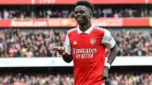 بوكايو ساكا يحتفل بعد توقيعه على عقده الجديد مع آرسنال براتب قياسي