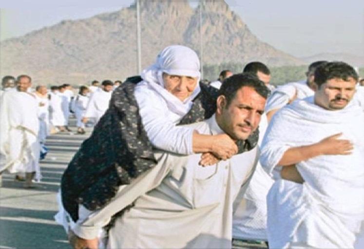دار الإفتاء توضح أن بر الوالدين لا يسقط بإساءة أحدهما للآخر