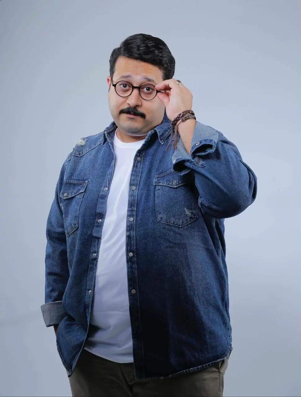 أحمد شاهين في كواليس مسلسل محمود الطيار بشخصية حسين صديق دياب المقرب