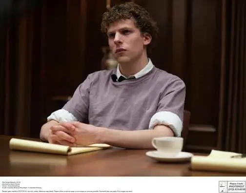 جيسي أيزنبرج في شخصية مارك زوكربيرج خلال فيلم The Social Network