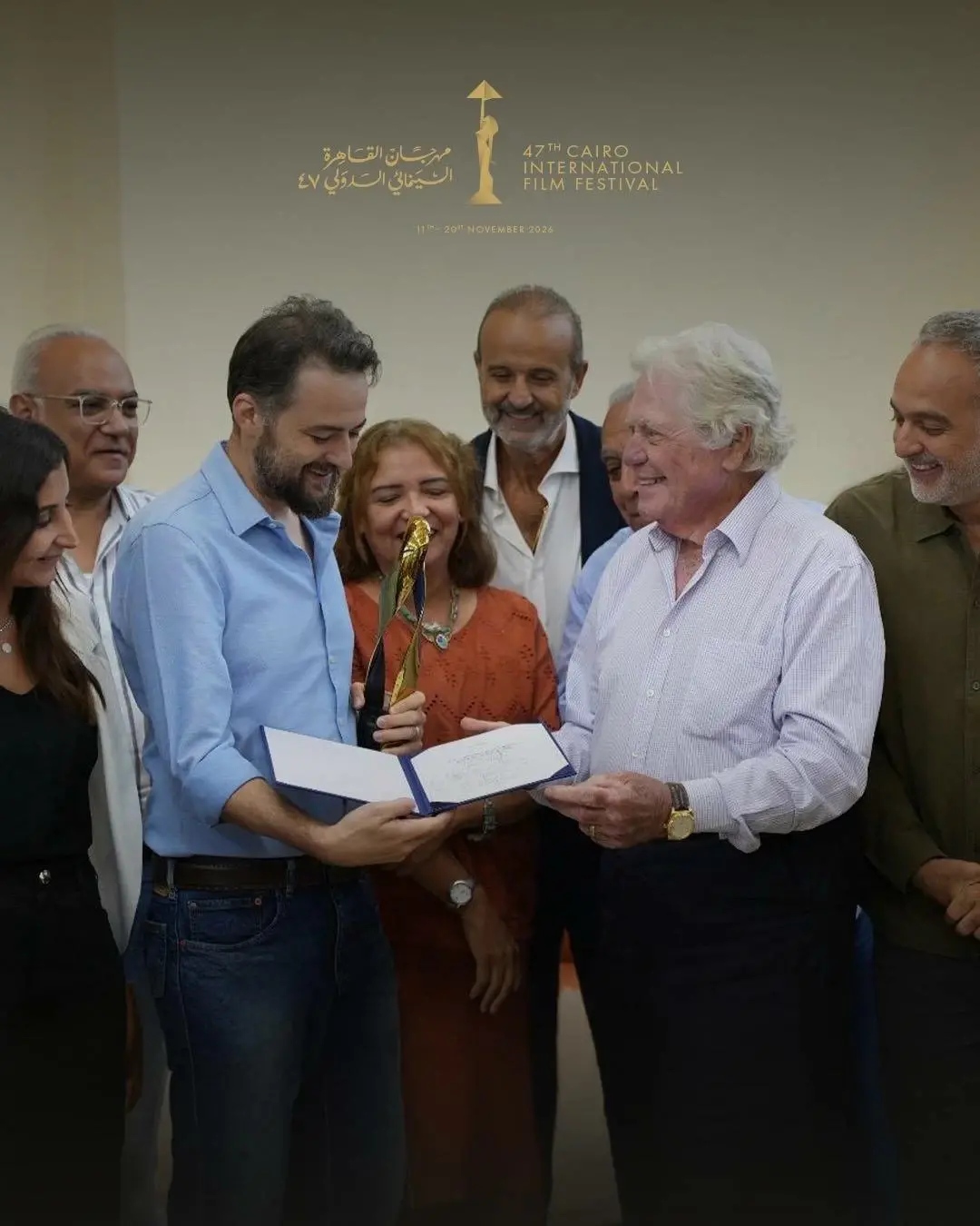 حسين فهمي يسلم صناع فيلم القصص جائزة مهرجان طريق الحرير السينمائي الدولي