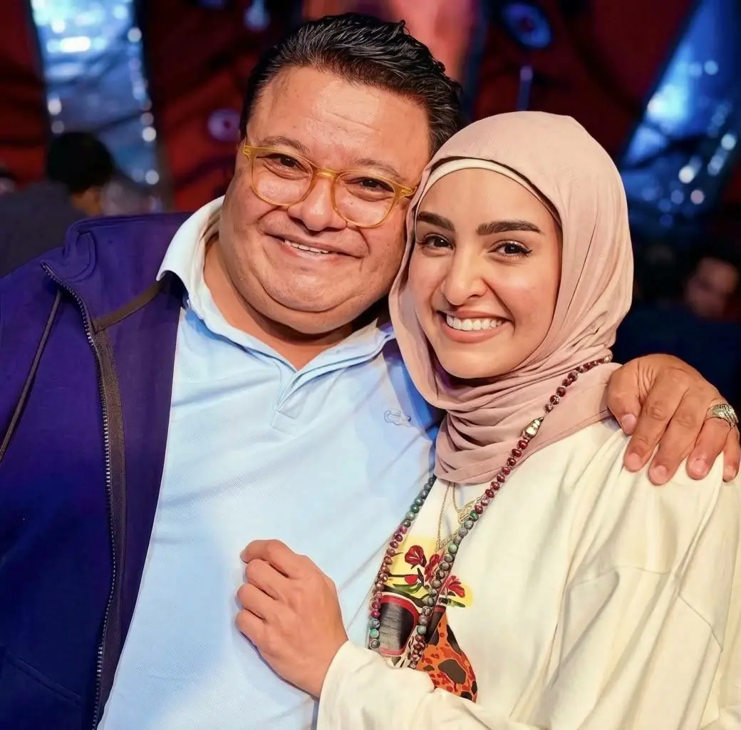 هلا رشدي خلال حضورها عرض حاجة تخوف للمخرج خالد جلال على المسرح
