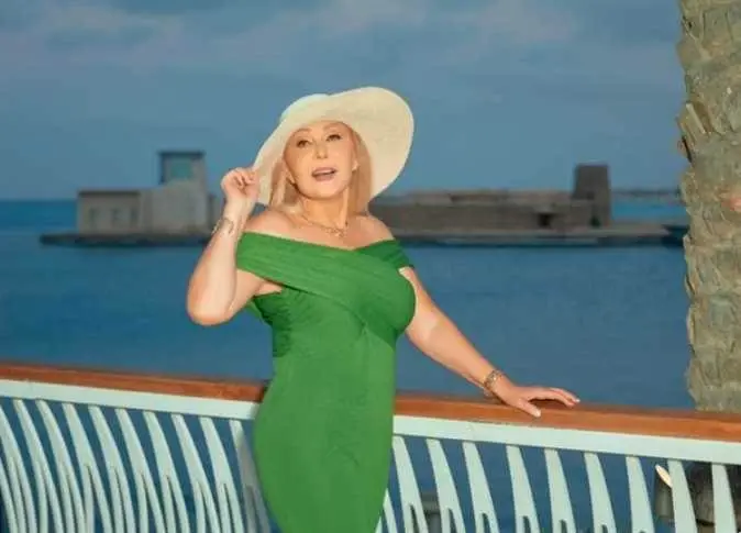 نادية الجندي خلال تكريمها في افتتاح مهرجان القاهرة للسينما الفرنكوفونية