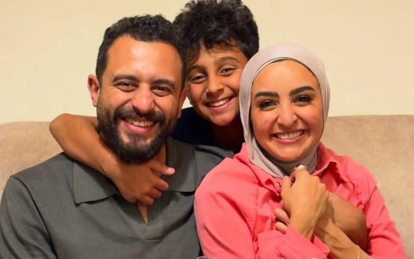 هلا رشدي برفقة ابنها وزوجها