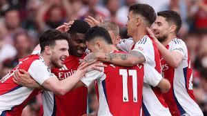 ميكيل أرتيتا مع لاعبي أرسنال قبل مباراة نيوكاسل.