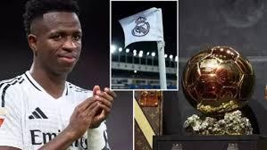 شعار الكرة الذهبية وخلفه لاعب ريال مدريد فينيسيوس جونيور