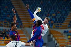 لاعبو الزمالك وبرشلونة خلال مواجهة قوية في بطولة العالم للأندية لكرة اليد 2025.