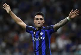 لاوتارو مارتينيز يحتفل بهدف إنتر ميلان ضد سلافيا براج في دوري الأبطال.