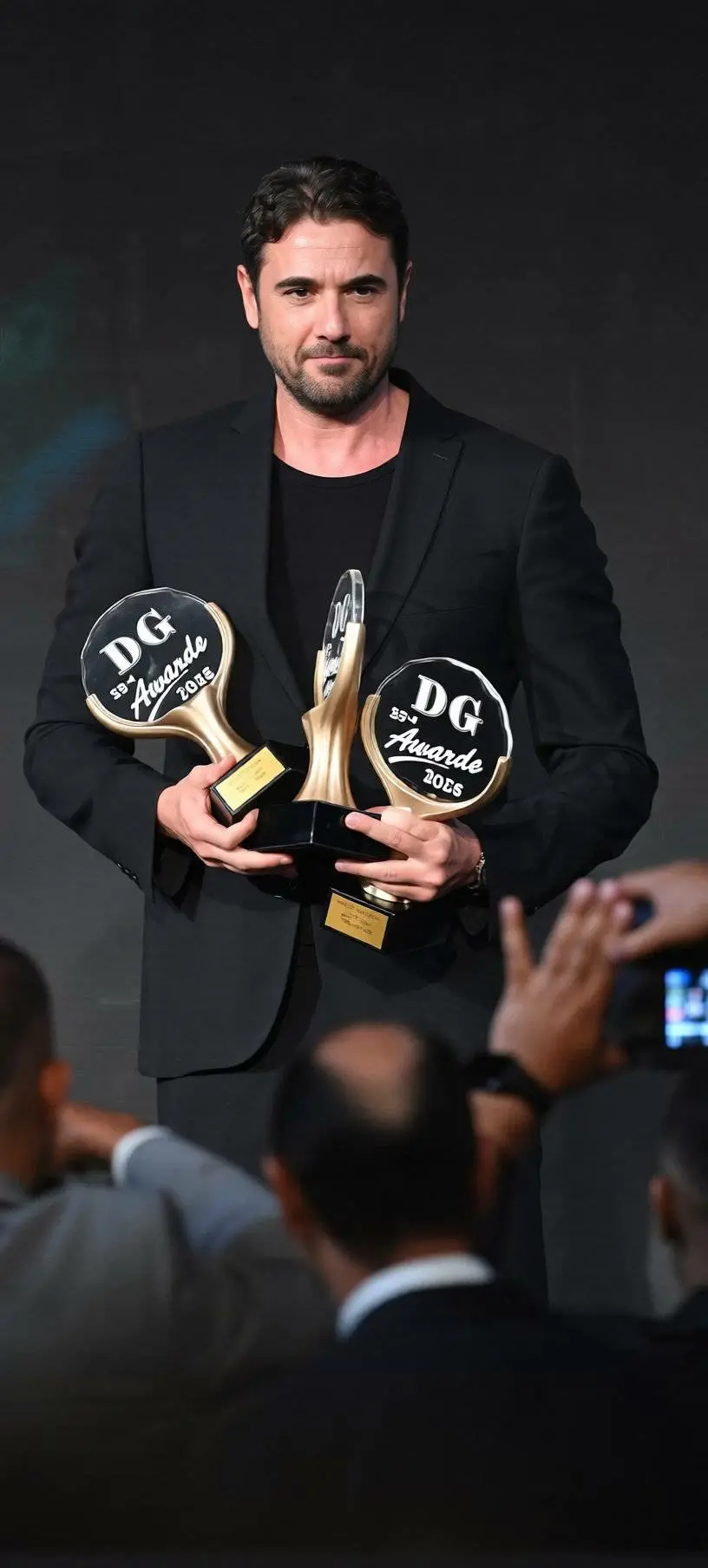 أحمد عز خلال تكريمه بجائزة أفضل ممثل سينما عن فيلم 7DOGS في حفل دير جيست 2026