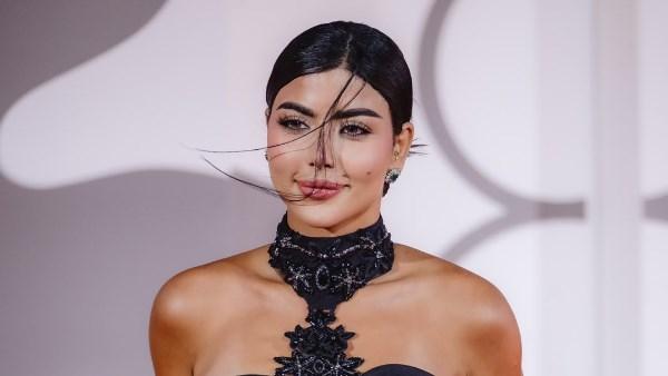 كارولين عزمي بفستان أسود على ريد كاربت مهرجان فينيسيا