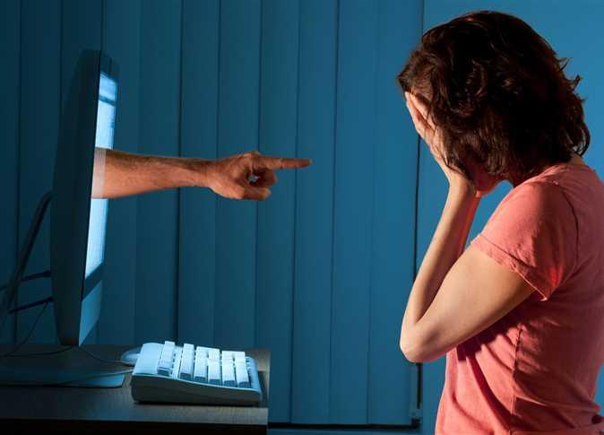 الابتزاز الإلكتروني وجرائم الإنترنت وعقوبة التهديد بالصور