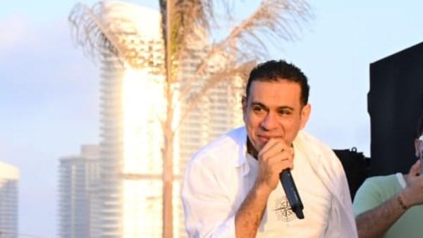 مصطفى كامل ومحمود الليثي خلال حفل غنائي كامل العدد في العلمين الجديدة