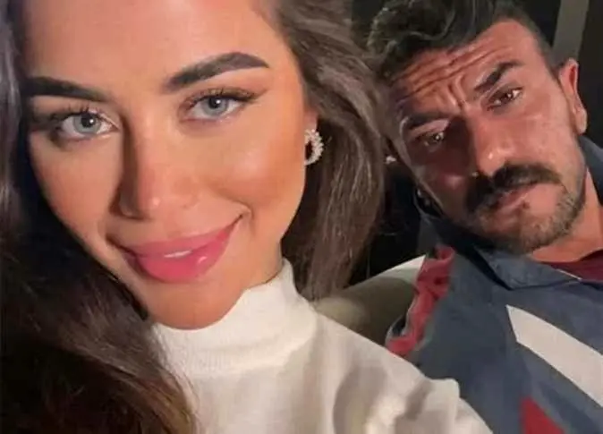 يارا السكري وأحمد العوضي خلال قمة الإعلام العربي وتصريحاتها عن طبيعة العلاقة بينهما