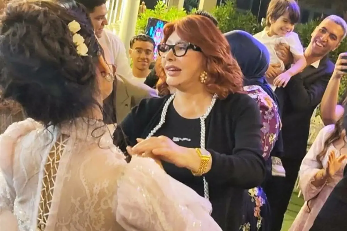 نبيلة عبيد تستعيد رقصة سونيا سليم من فيلم الراقصة والسياسي في حفل زفاف