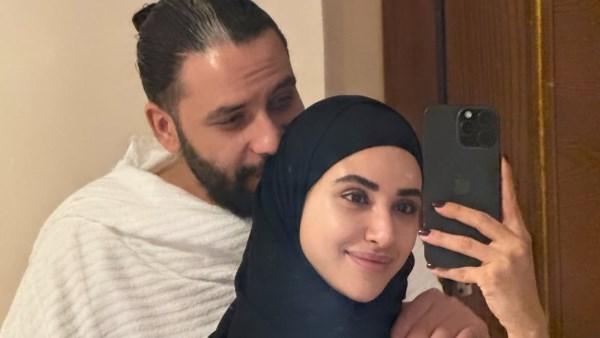 آية سماحة بالحجاب برفقة زوجها أثناء أداء مناسك العمرة