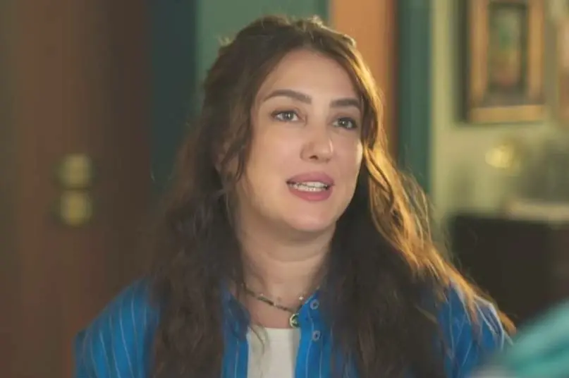 كندة علوش في شخصية رانيا خلال الحلقة الأولى من مسلسل 50/50
