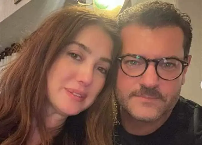 عمرو يوسف يهنئ كندة علوش وأبطال مسلسل 50/50 بعد عرض أول 3 حلقات