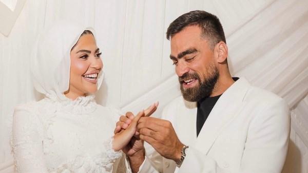 محمد مكاوي وهند فاروق خلال حفل خطوبتهما وسط أجواء عائلية