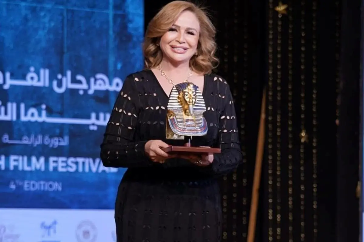 إلهام شاهين خلال تكريمها في الدورة الرابعة من مهرجان الغردقة لسينما الشباب