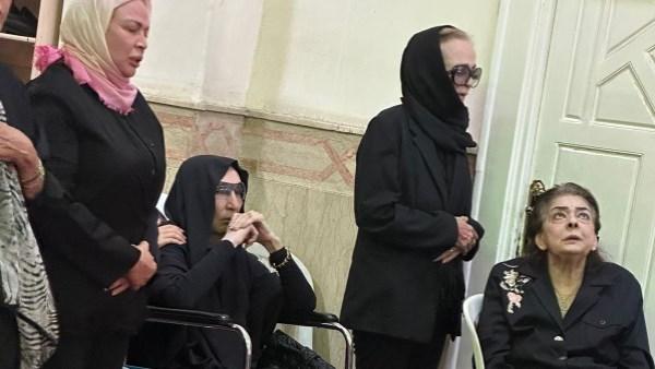 نجلاء فتحي خلال تشييع جنازة ابنتها ياسمين أبو النجا وموعد عزائها بمسجد عمر بن عبد العزيز