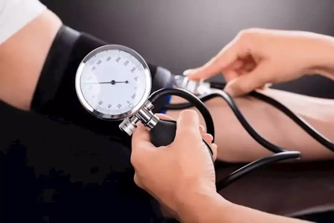 استشاري أمراض القلب والأوعية الدموية بالمعادي لفحص ضغط الدم والشرايين